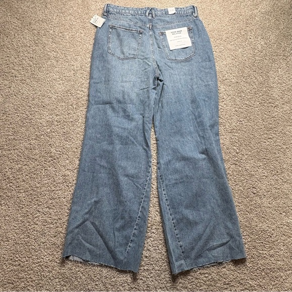 Good American Good Ease Relaxed Jeans - Picture 3 of 8